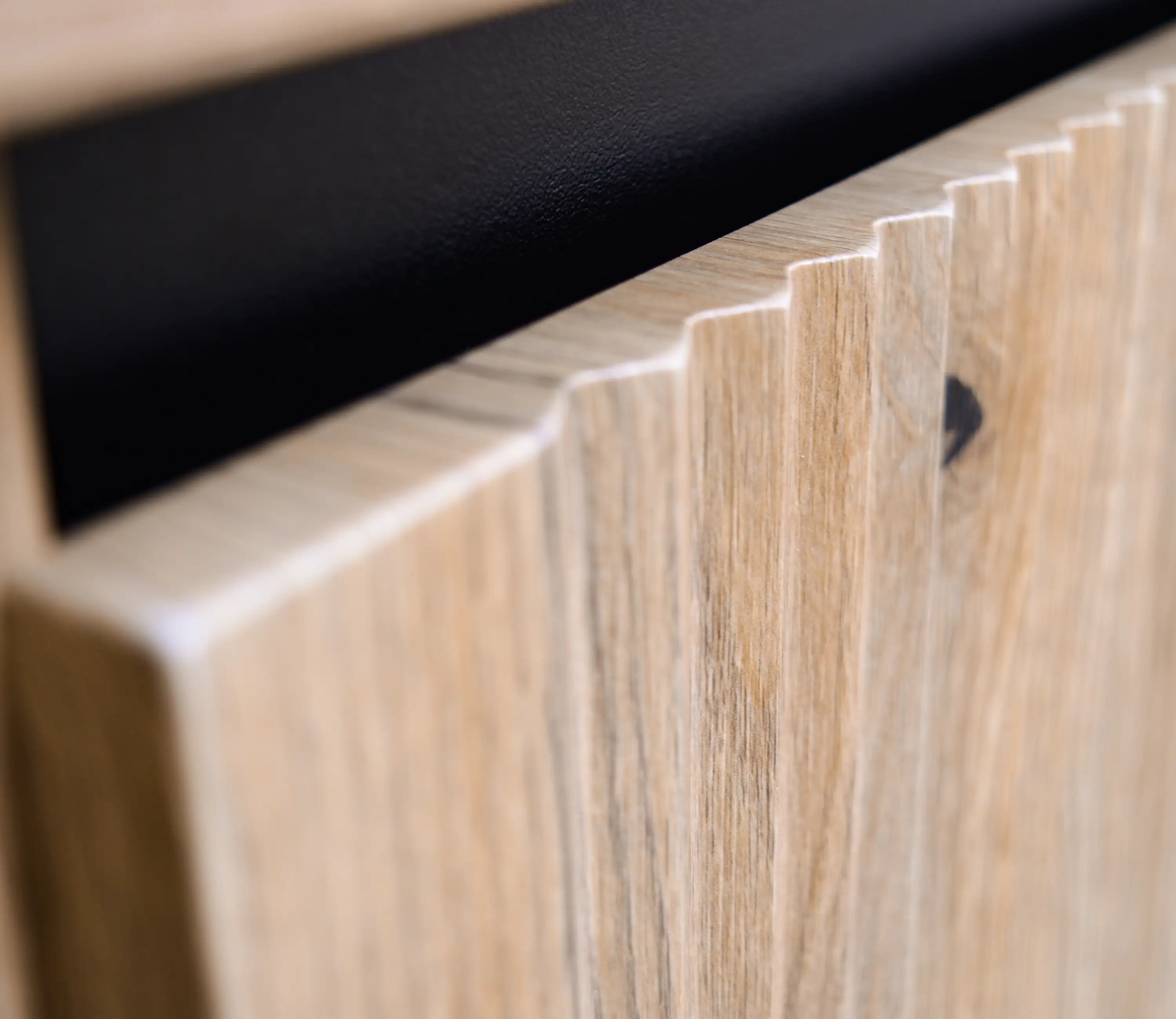 Yukashi Nachttisch mit geriffelter Front 1S T801 Eiche Evoke